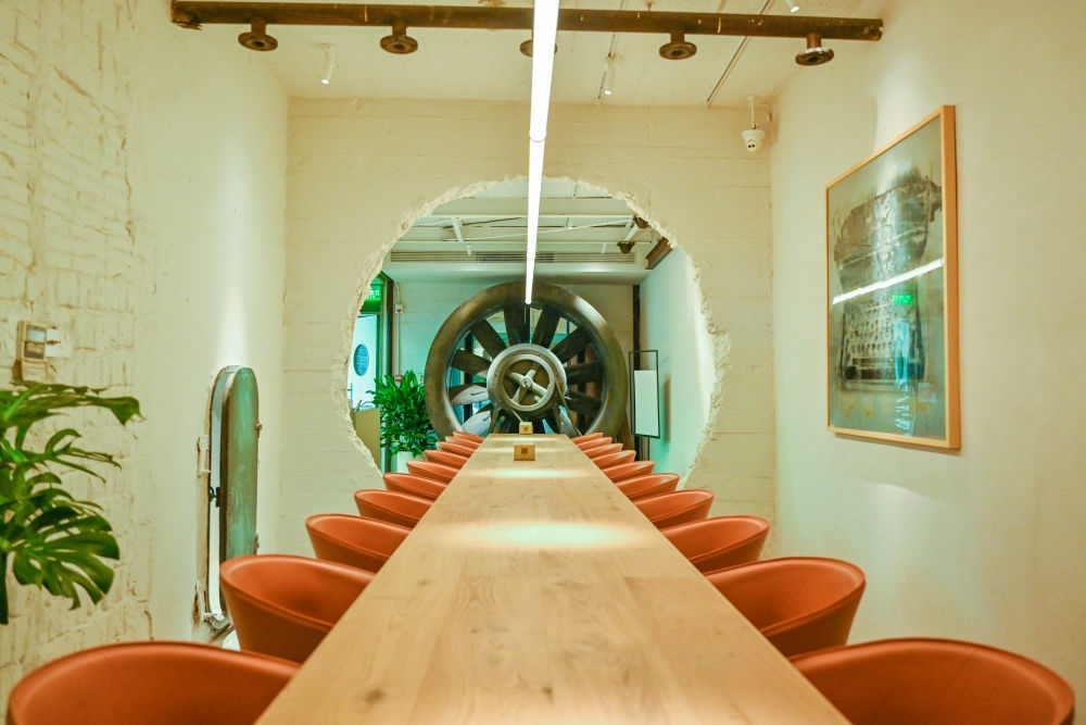 “絲聯(lián)166”園區(qū)內(nèi)保留工業(yè)遺存的咖啡館。（受訪者供圖）