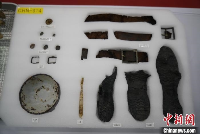 當(dāng)?shù)貢r(shí)間11月22日上午，第十批在韓中國(guó)人民志愿軍烈士遺骸裝殮儀式在韓國(guó)舉行。圖為裝殮儀式現(xiàn)場(chǎng)拍攝的部分志愿軍烈士遺物。中新社記者劉旭 攝