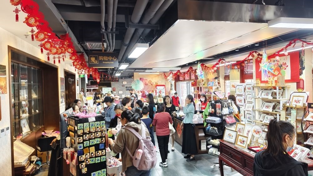 游客在天津市西青區(qū)楊柳青民俗文化館游覽。（新華社記者宋瑞 攝）