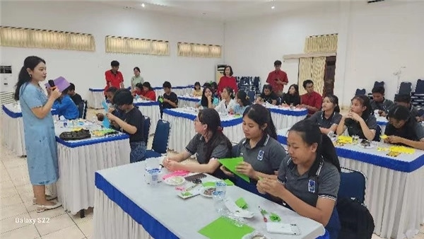 巴陵康孔子學院中方院長朱敏霞講解中國的二十四節(jié)氣。主辦方供圖