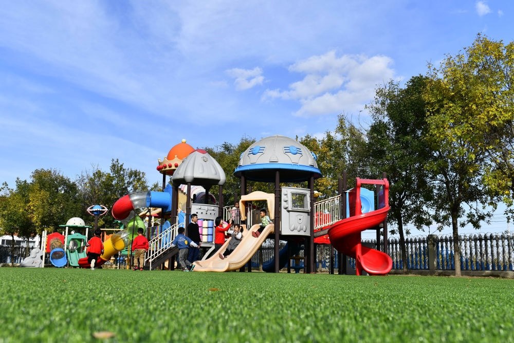 在山東省東營市墾利區(qū)楊廟社區(qū)幼兒園，孩子們在老師的帶領(lǐng)下進(jìn)行戶外活動(dòng)（2021年10月19日攝）。新華社記者 郭緒雷 攝