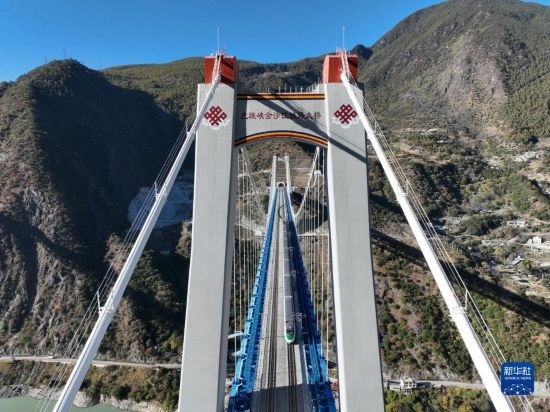 11月25日，列車通過麗香鐵路金沙江特大橋（無人機(jī)照片）。
