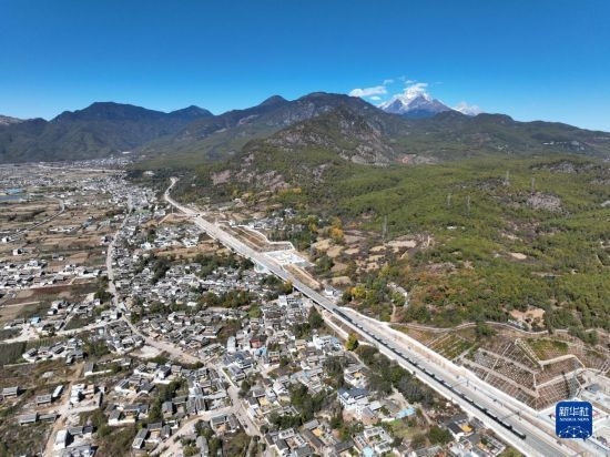 11月25日在麗江市境內(nèi)拍攝的即將開通的麗香鐵路（無人機(jī)照片）。