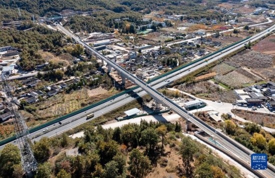 11月25日在麗江市境內(nèi)拍攝的即將開通的麗香鐵路（無人機(jī)照片）。
