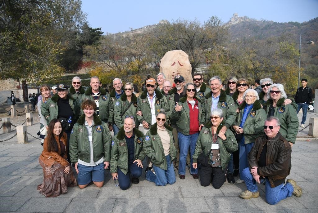 10月29日，飛虎隊(duì)老兵莫耶一行人在北京八達(dá)嶺長城合影留念。當(dāng)日，美中航空遺產(chǎn)基金會(huì)訪華代表團(tuán)成員陸續(xù)抵達(dá)北京。新華社記者任超攝