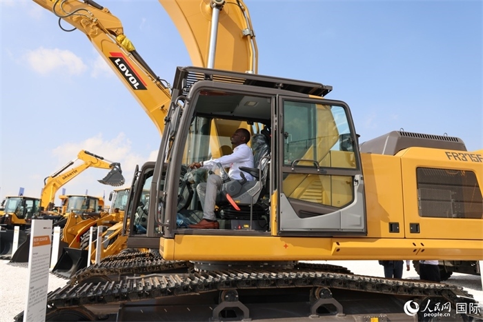 嘉賓參觀體驗(yàn)山東重工產(chǎn)品。人民網(wǎng)記者 任皓宇攝