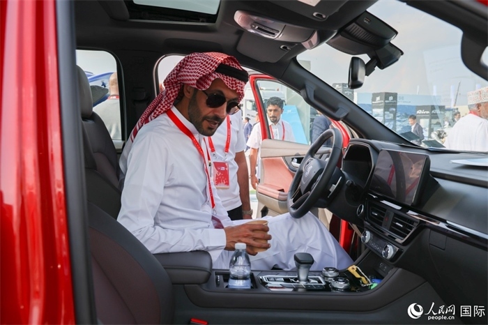 嘉賓參觀體驗(yàn)山東重工產(chǎn)品。人民網(wǎng)記者 任皓宇攝