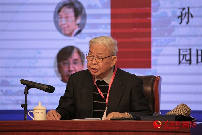 北京外國語大學(xué)北京日本學(xué)研究中心原主任嚴(yán)安生發(fā)表主旨演講。人民網(wǎng)記者 張麗婭攝