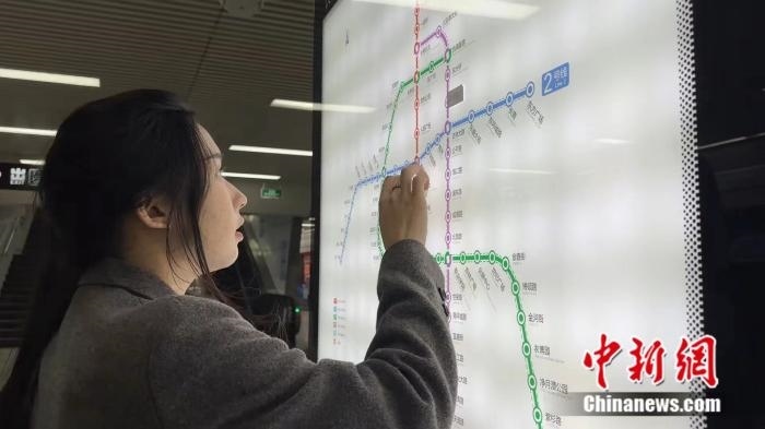 李佳夢正在坐地鐵。呂盛楠 攝