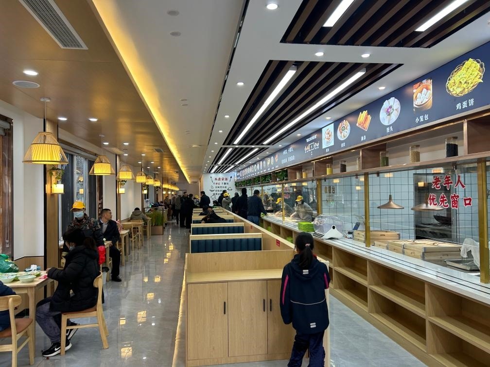 位于安徽合肥市瑤海區(qū)和平路街道綠苑社區(qū)的社區(qū)老年大食堂。（綠苑社區(qū)供圖）