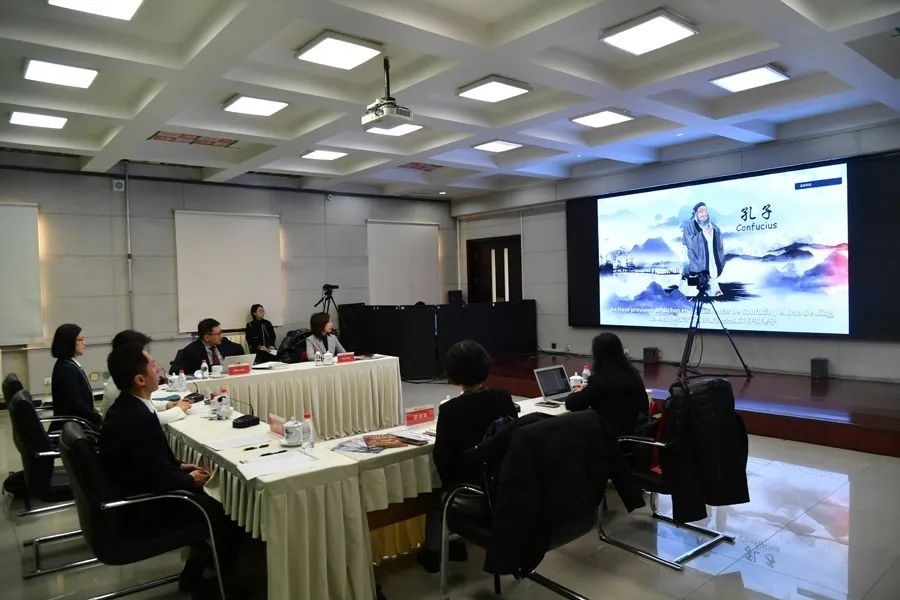 與會嘉賓觀看由美洲中心策劃制作的“一帶一路”主題視頻節(jié)目《習(xí)語用典——大道不孤 眾行致遠(yuǎn)》。