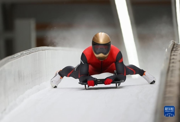 11月25日，天津隊(duì)選手閆文港在比賽中抵達(dá)終點(diǎn)。新華社記者 王楷焱 攝