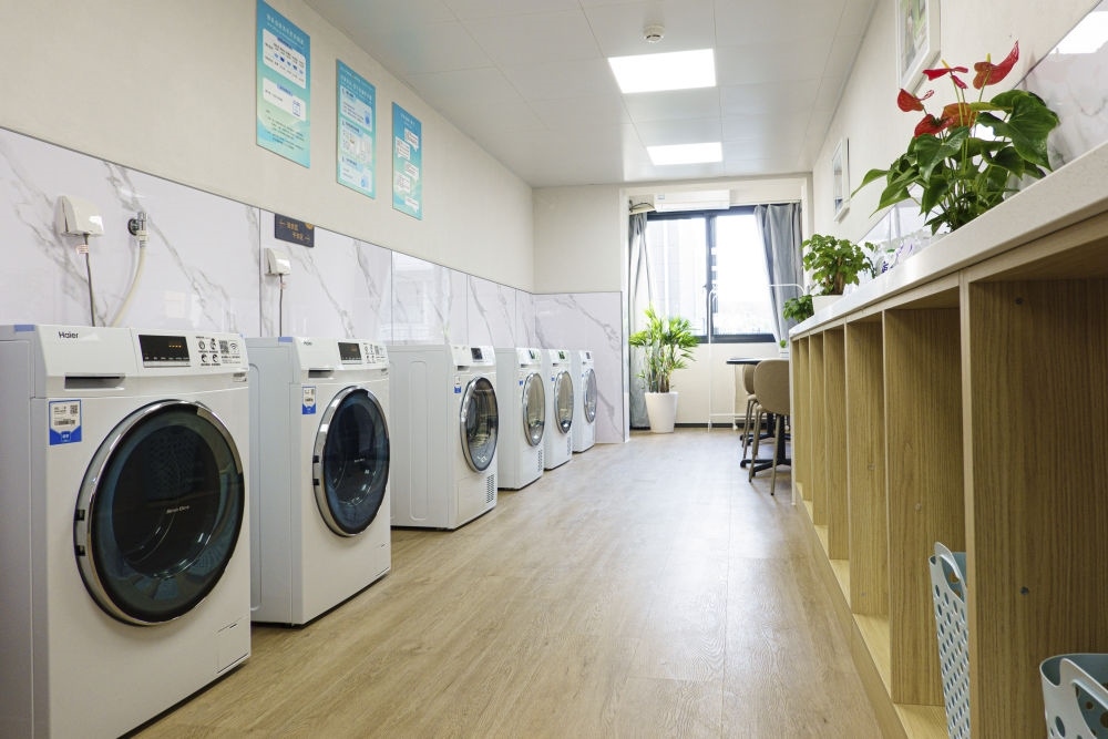 閔行區(qū)新時(shí)代城市建設(shè)者管理者之家的共享廚房和共享洗衣房。