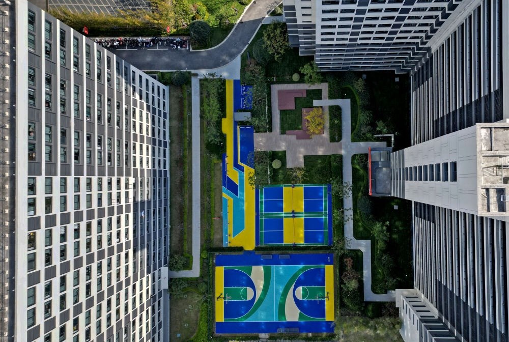 社區(qū)內(nèi)的運(yùn)動(dòng)場地設(shè)施（無人機(jī)照片）。