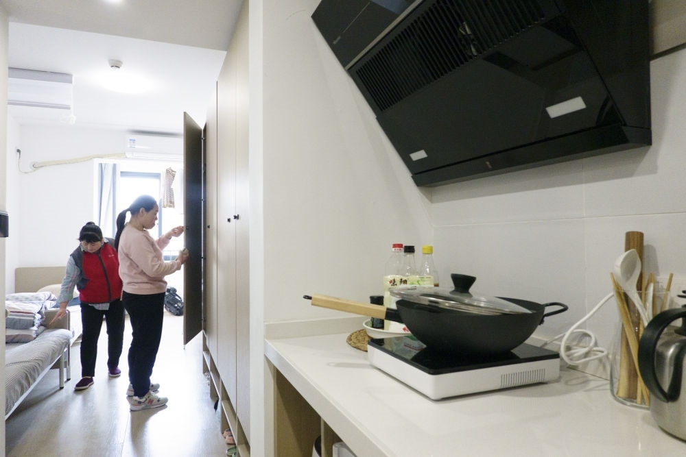 住戶在閔行區(qū)新時(shí)代城市建設(shè)者管理者之家收拾房間。