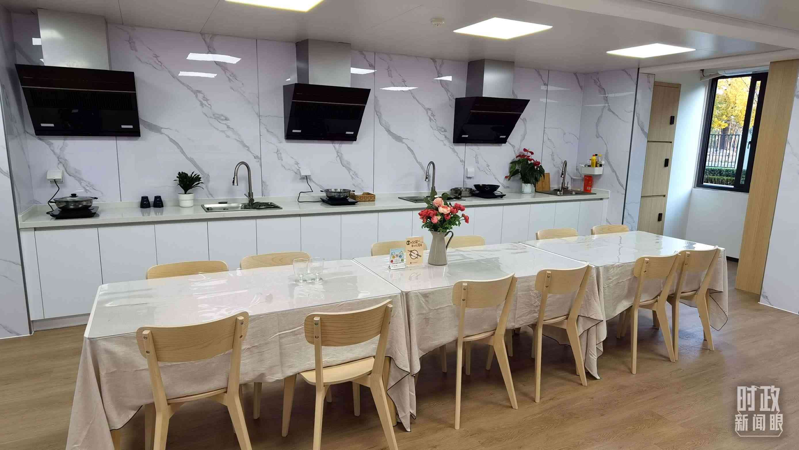 △閔行區(qū)新時代城市建設(shè)者管理者之家內(nèi)的共享廚房。（總臺央視記者郭鴻拍攝）