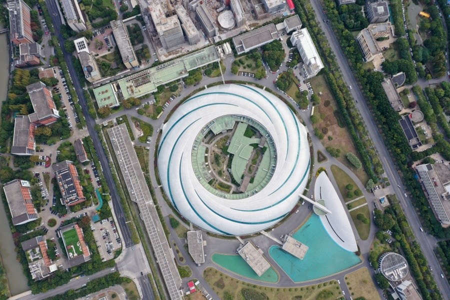 位于上海張江科學(xué)城的國(guó)家大科學(xué)裝置上海光源（2020年10月26日攝，無(wú)人機(jī)照片）。