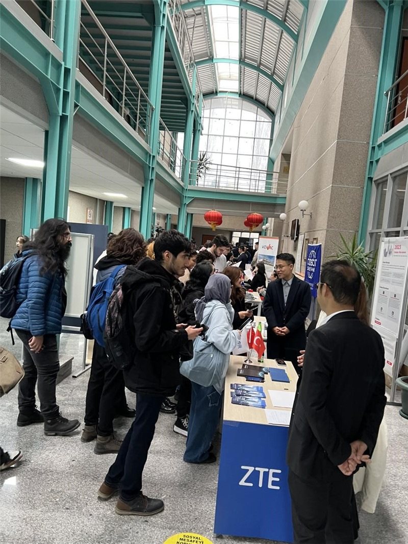 土耳其大學(xué)生在中企展臺(tái)交流。主辦方供圖