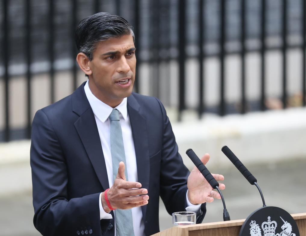 2022年10月25日，里?！ぬK納克在英國倫敦唐寧街10號首相府前發(fā)表講話。新華社記者李穎攝