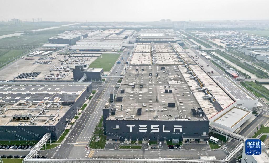 這是在中國（上海）自由貿(mào)易試驗(yàn)區(qū)臨港新片區(qū)拍攝的特斯拉上海超級(jí)工廠（2023年9月26日攝，無人機(jī)照片）。新華社記者 劉穎 攝
