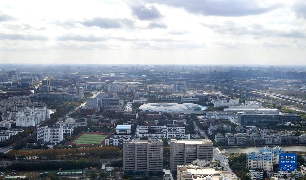 這是2023年11月25日在上海浦東新區(qū)張江科學(xué)城拍攝的形如鸚鵡螺的大科學(xué)裝置上海光源（中）（無人機(jī)照片）。新華社記者 方喆 攝