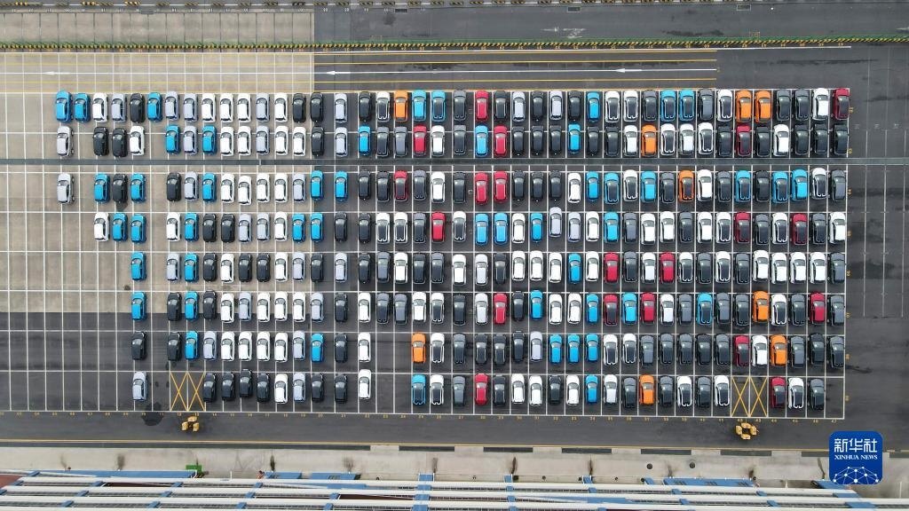 這是2023年7月9日在上海外高橋海通汽車碼頭拍攝的等待裝船運(yùn)往澳大利亞的上汽MG品牌汽車和新能源車（無人機(jī)照片）。新華社記者 方喆 攝