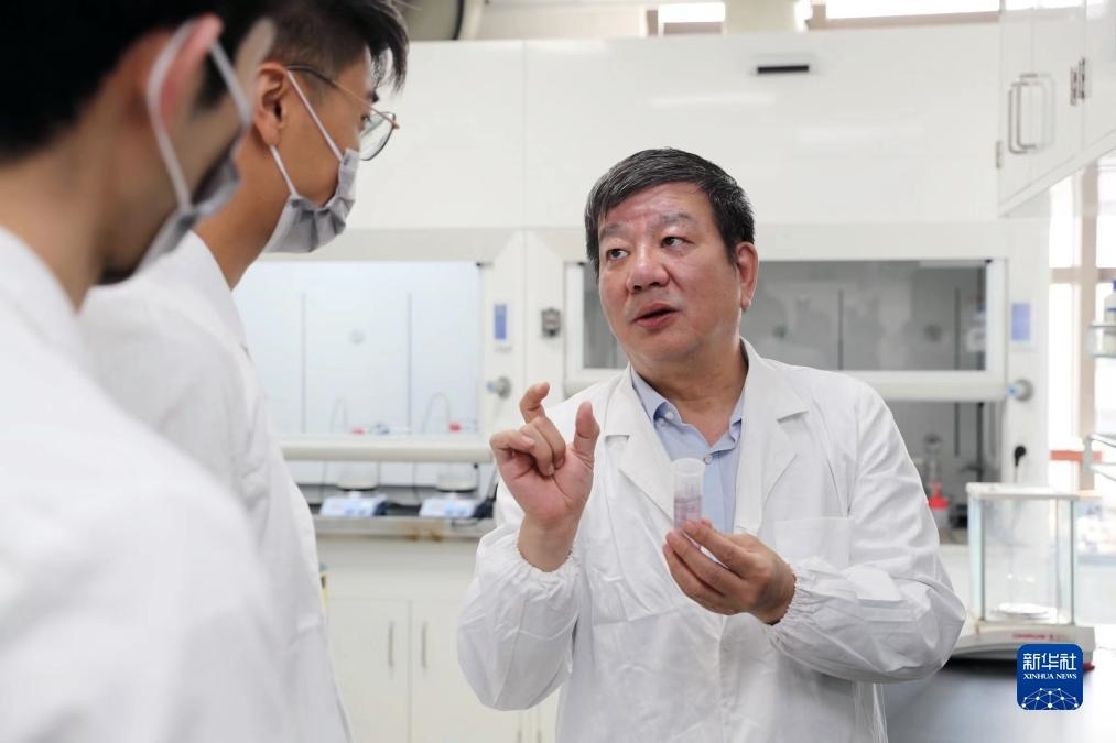 中國科學(xué)院院士、國家自然科學(xué)獎(jiǎng)一等獎(jiǎng)得主趙東元在復(fù)旦大學(xué)實(shí)驗(yàn)室里指導(dǎo)學(xué)生（2023年9月2日攝）。新華社記者 劉穎 攝