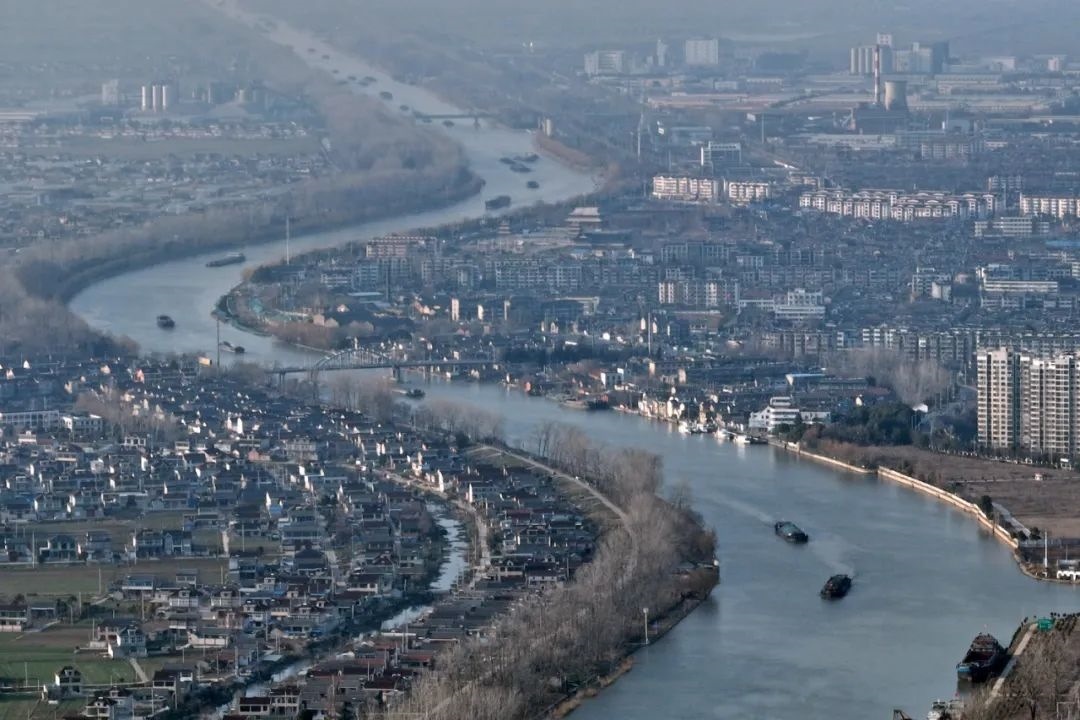 2月16日，貨船行駛在京杭大運(yùn)河江蘇寶應(yīng)段。新華社發(fā)（沈冬兵攝）