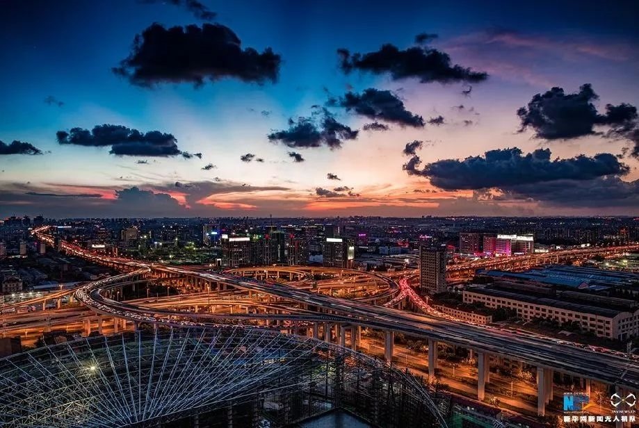 傍晚時(shí)刻的上海立交橋。新華網(wǎng)發(fā) 田橫 攝