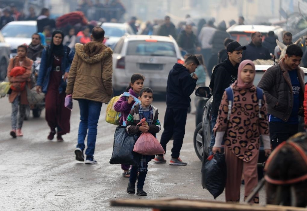 12月1日，在加沙地帶南部城市汗尤尼斯，人們?cè)谝攒娀謴?fù)軍事行動(dòng)后逃離家園。新華社發(fā)（亞西爾·庫迪攝）