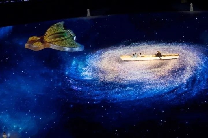 杭州第4屆亞殘運(yùn)會閉幕式上，吉祥物飛飛幻化回良渚玉鳥的模樣，盤旋于夜色之中。記者 倪雁強(qiáng) 董旭明 攝