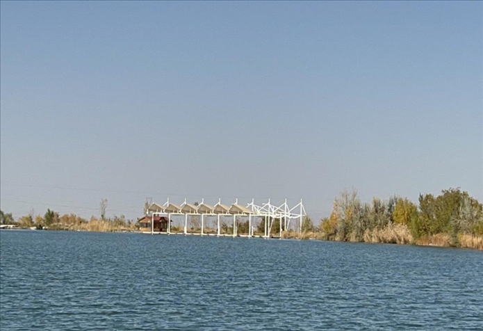 2023年11月1日，督察組拍攝到弱水花海景區(qū)建有人工湖及水上游樂(lè)設(shè)施。（中央第四生態(tài)環(huán)境保護(hù)督察組供圖）