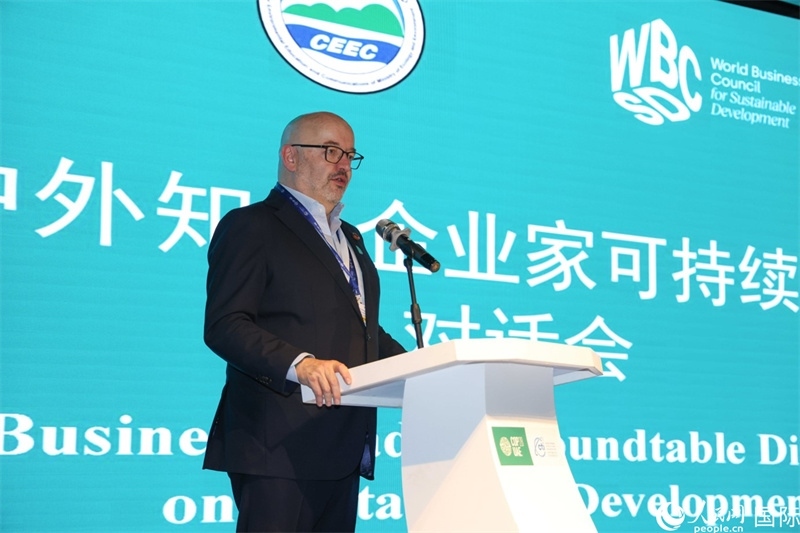 世界可持續(xù)發(fā)展工商理事會會長兼主席貝德凱致辭。人民網(wǎng)記者任皓宇攝