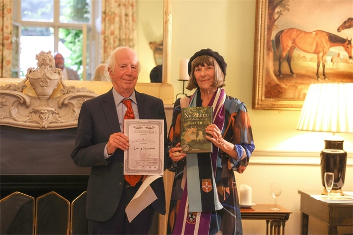 艾倫·麥克法蘭教授為漢密爾頓頒發(fā)文學(xué)類終身成就獎。雨珊攝