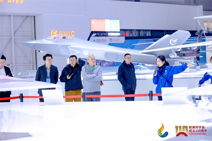 參會嘉賓和留學(xué)歸國人員參觀珠海太空中心。主辦方供圖