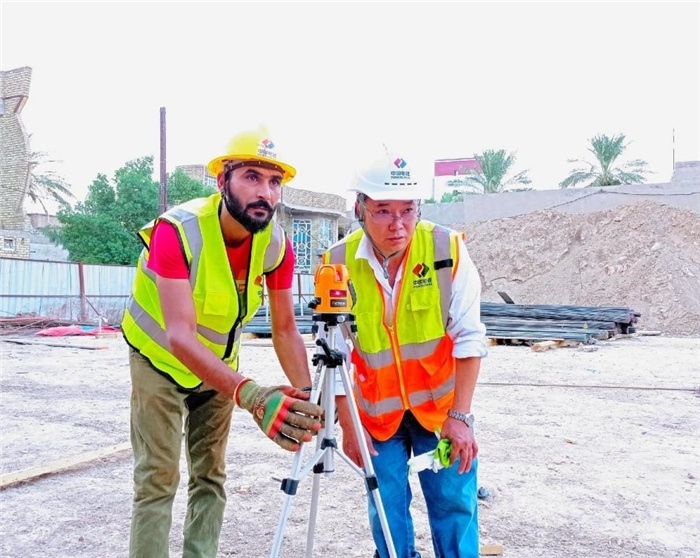 中伊工人在施工中。中國(guó)電建供圖