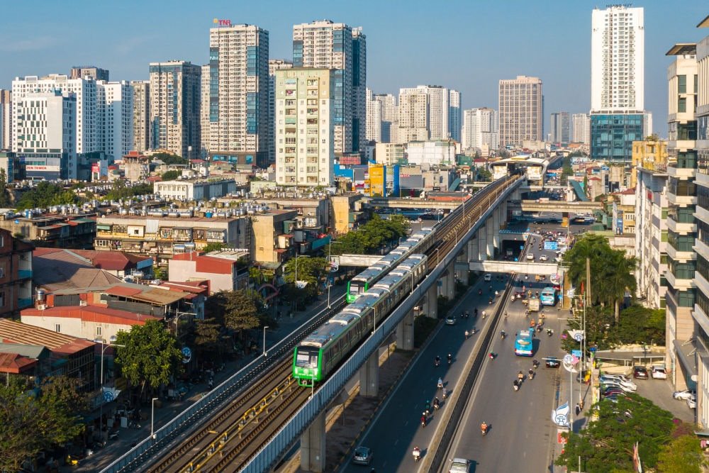 2021年12月1日，在越南首都河內，列車在吉靈-河東輕軌線上行駛。新華社發(fā)（中鐵六局河內輕軌項目部供圖）