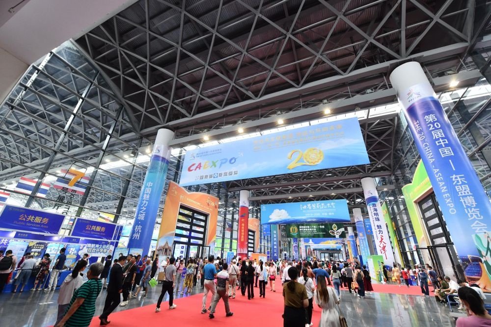 2023年9月18日，參觀者在第二十屆中國—東盟博覽會東盟商品展區(qū)選購商品。新華社記者 黃孝邦 攝