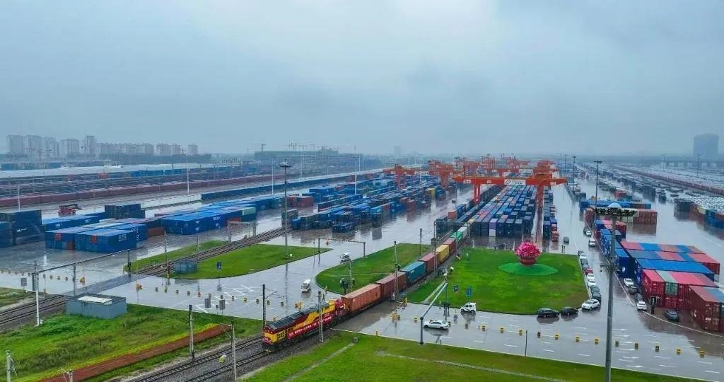 △2023年9月28日，中歐班列長安號第20000列從陜西西安國際港站開出。