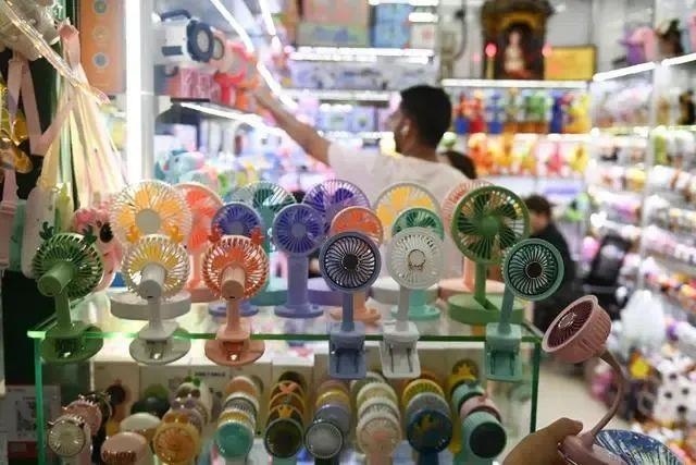 △近期，客商在浙江義烏國際商貿(mào)城采購商品。