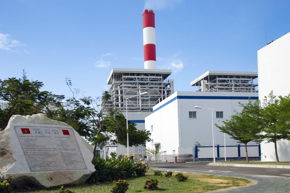 這是2021年3月24日在越南平順省拍攝的越南永新燃煤電廠一期BOT項目廠區(qū)。新華社發(fā)（南方電網越南永新公司供圖）