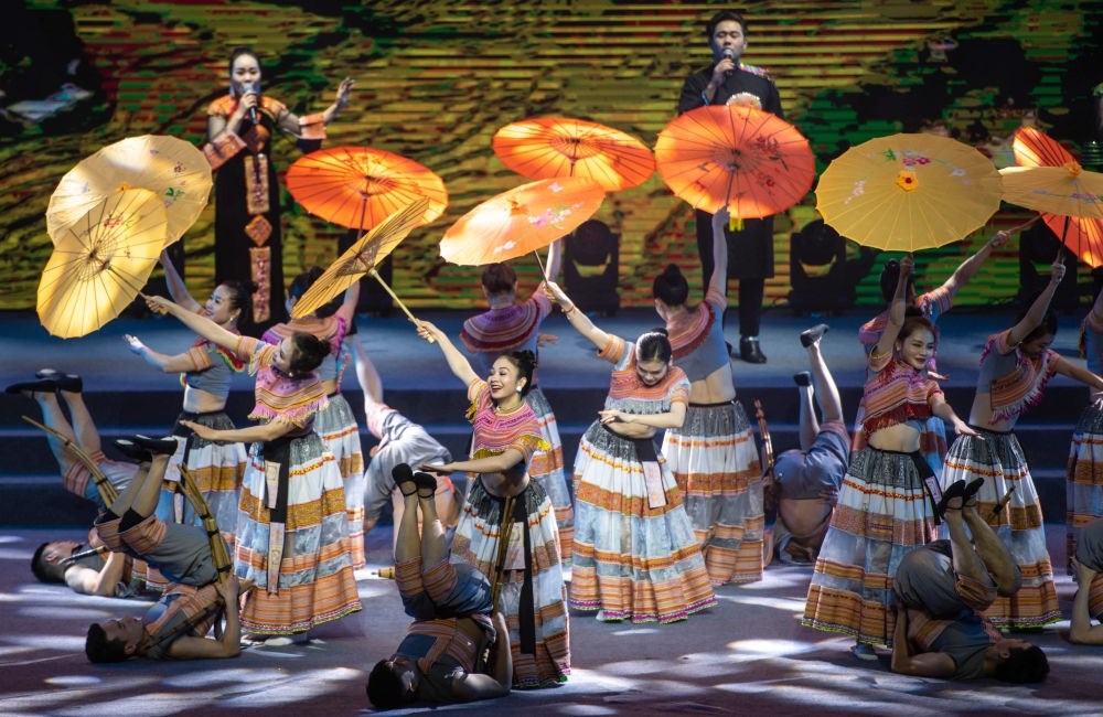 2023年1月18日，以“同心筑厚誼 攜手共發(fā)展”為主題的2023年中越跨國春節(jié)聯歡晚會在云南省紅河哈尼族彝族自治州河口瑤族自治縣舉行，越南老街省民族藝術歌舞團的演員在晚會上表演歌舞《漂浮在云端的節(jié)日》。新華社記者 胡超 攝