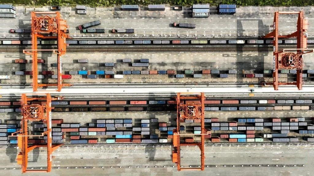 △2023年11月12日，火車在廣西欽州港碼頭裝運集裝箱。