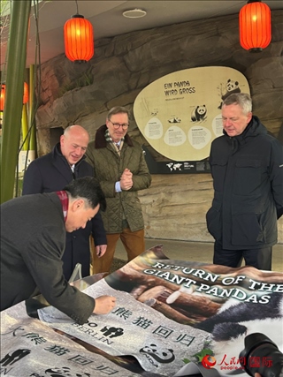 吳墾大使簽名。人民網(wǎng)記者 徐馨攝