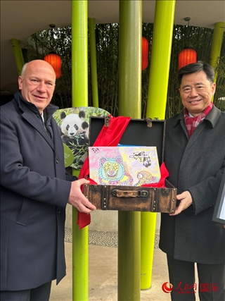 吳墾大使和韋格納市長手捧德國兒童為“夢(mèng)想”“夢(mèng)圓”準(zhǔn)備的手繪“送別大禮包”。人民網(wǎng)記者 徐馨攝