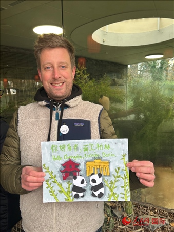 特別從法國趕來送別“夢(mèng)想”“夢(mèng)圓”的專業(yè)級(jí)熊貓粉絲 Pouille先生和此次征集的兒童作品。人民網(wǎng)記者 徐馨攝