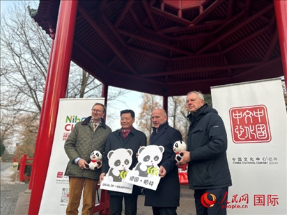 中國文化中心組織的主題活動(dòng)現(xiàn)場(chǎng)。從左至右依次為柏林動(dòng)物園園長克尼里姆、中國駐德國大使吳懇、柏林市長韋格納、柏林動(dòng)物園監(jiān)事會(huì)主席布魯克曼。人民網(wǎng)記者 徐馨攝