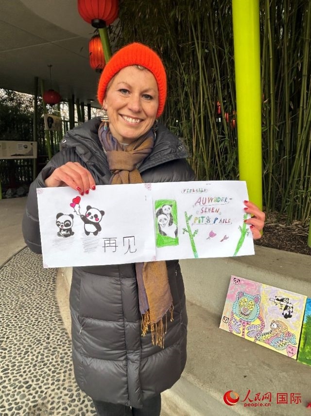 桑德拉和德國小朋友們的作品。右圖寫著“祝福好運(yùn)，再見 Pit和Paule（“夢(mèng)想”“夢(mèng)圓”的德語名字）”。人民網(wǎng)記者 徐馨攝