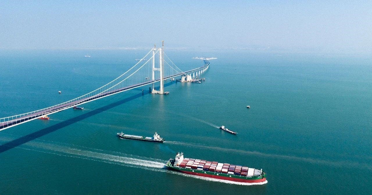 △2023年11月28日，國家重大工程深中通道海底沉管隧道貫通。