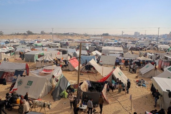  這是12月8日在加沙地帶南部城市拉法拍攝的臨時營地。新華社發(fā)（里澤克·阿卜杜勒賈瓦德攝）